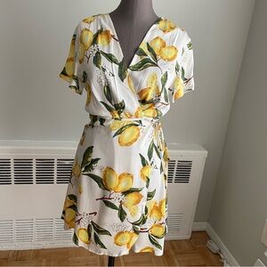 Lulus short sleeved self tying wrap dress with lemon print